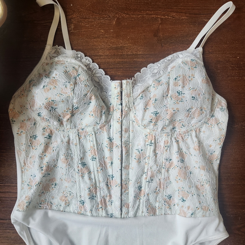 ๐ Floral lace bodysuit - Picture 5 of 8